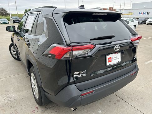 Used 2021 Toyota RAV4 LE AWD/4WD image 4
