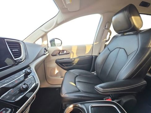 Used 2024 Chrysler Pacifica Touring-L image 11