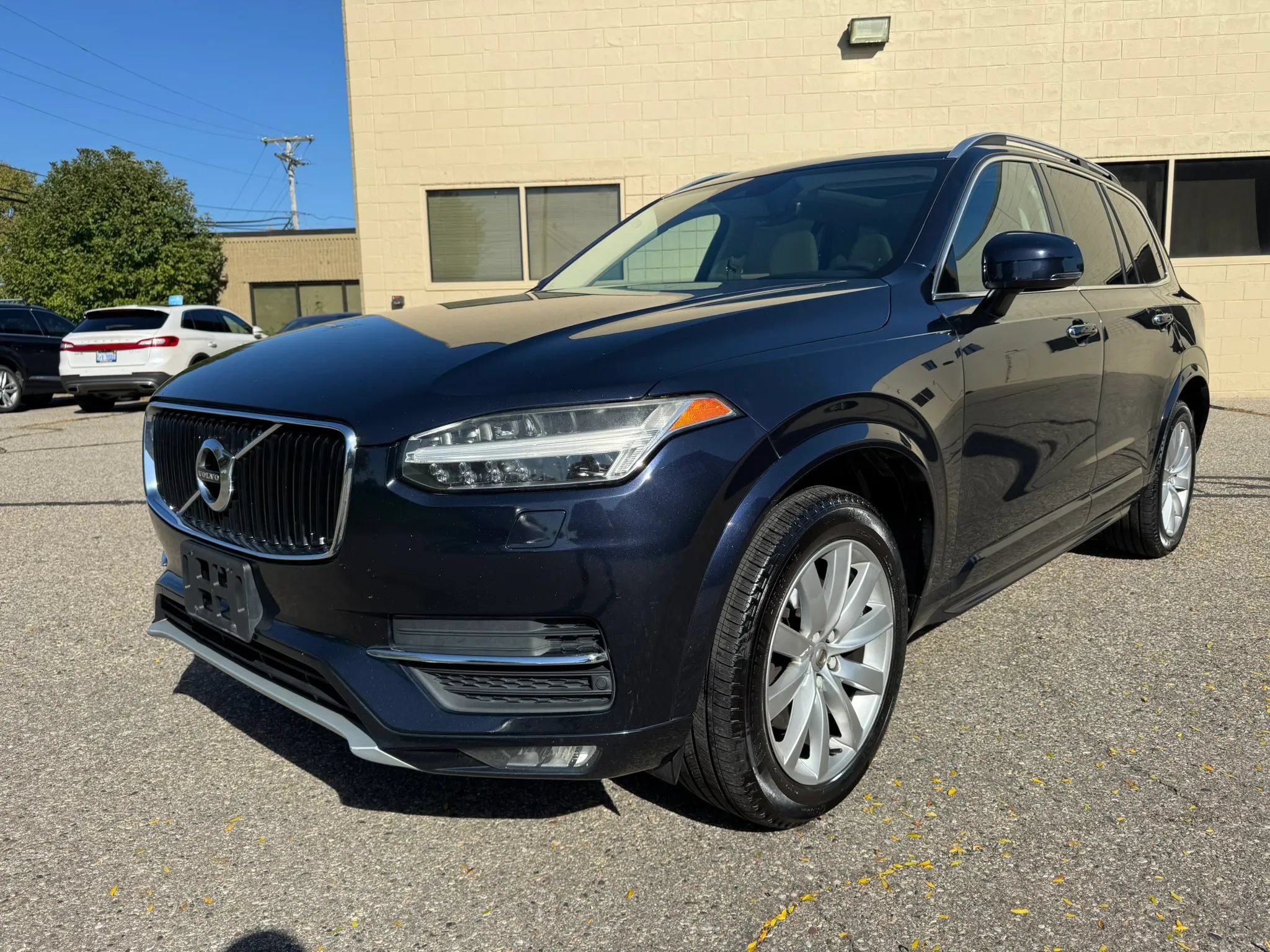 Used 2016 Volvo XC90 T6 Momentum w/ Momentum Plus Package AWD/4WD image 3