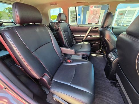 Used 2012 Toyota Highlander SE w/ Tow Pkg FWD image 25