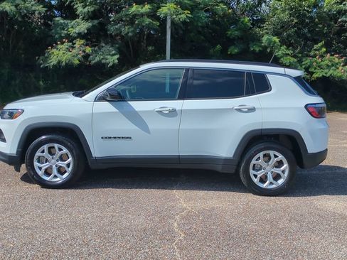 Used 2024 Jeep Compass Latitude AWD/4WD image 8