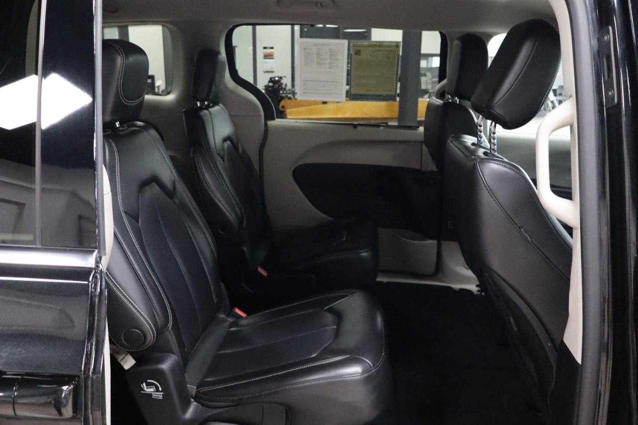Used 2023 Chrysler Pacifica Touring-L FWD image 27