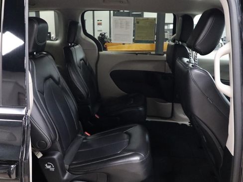 Used 2023 Chrysler Pacifica Touring-L FWD image 27