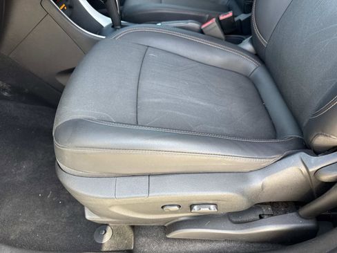 Used 2022 Chevrolet Trax LT w/ LT Convenience Package image 17