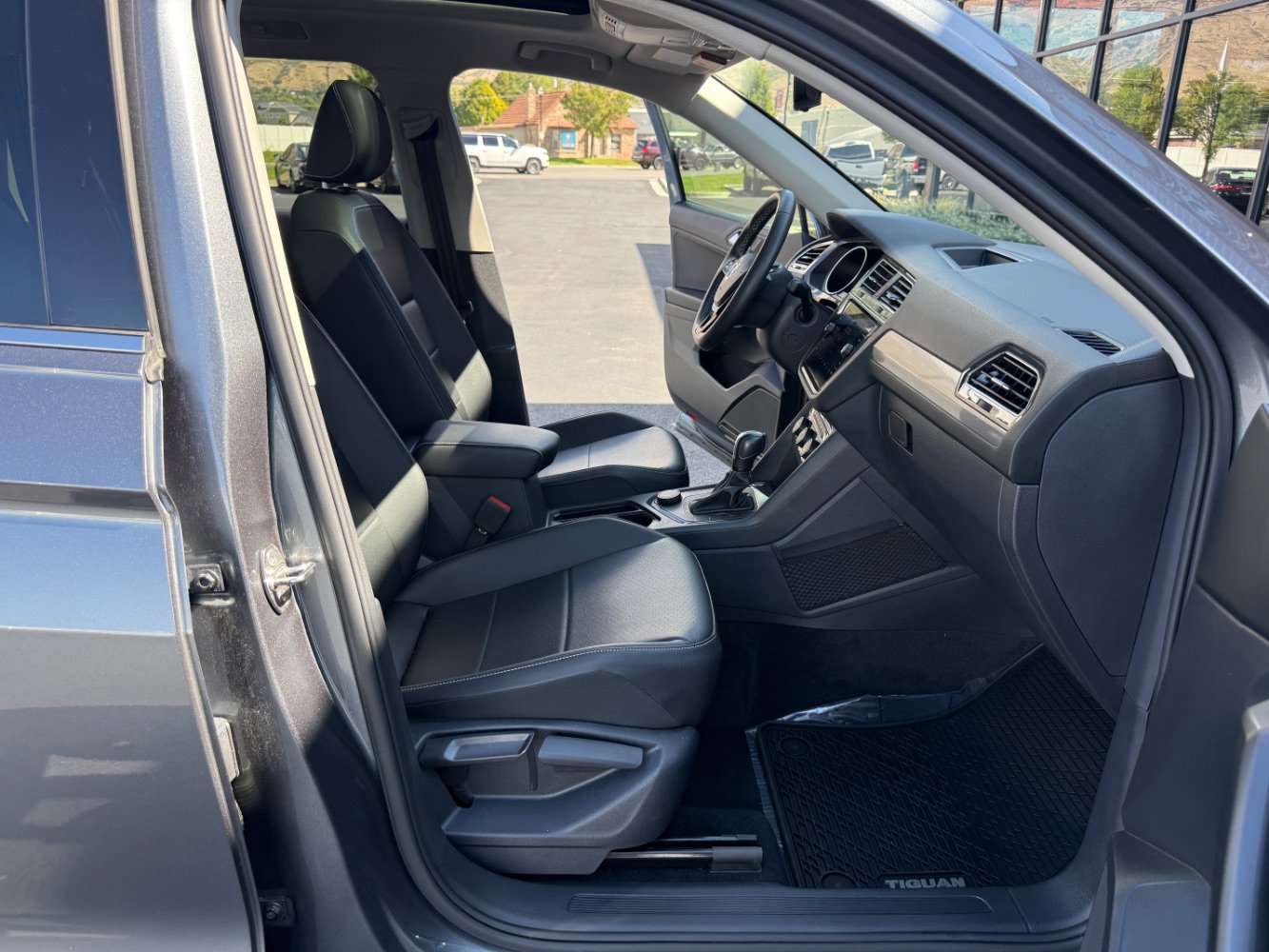 Used 2021 Volkswagen Tiguan SE w/ Panoramic Sunroof Package AWD/4WD image 13
