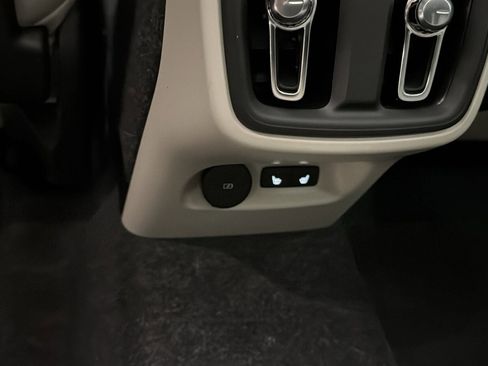 New 2026 Volvo XC40 B5 Ultra w/ Protection Package Premier image 28