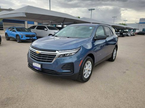 Used 2024 Chevrolet Equinox LS w/ LS Convenience Package FWD image 4