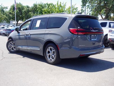 Used 2023 Chrysler Pacifica Limited FWD image 9