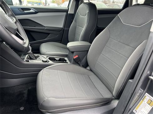 Used 2024 Volkswagen Taos SE image 13