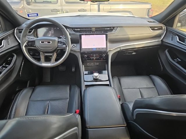 Used 2023 Jeep Grand Cherokee Overland w/ Luxury Tech Group IV RWD image 10