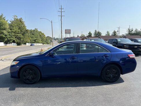 Used 2010 Toyota Camry LE image 4
