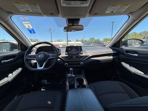Used 2025 Nissan Altima 2.5 SV FWD image 33