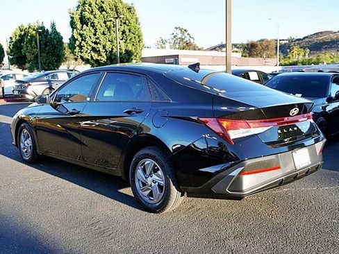 Certified 2025 Hyundai Elantra SE FWD image 6