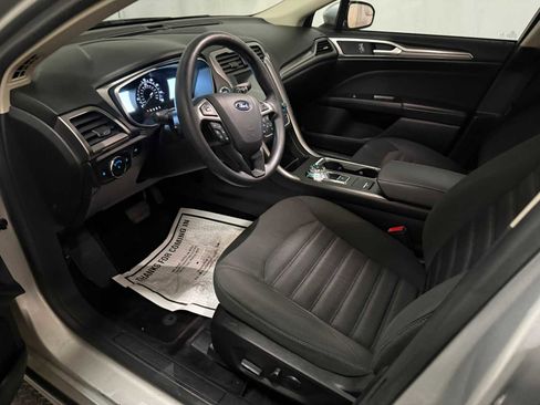 Used 2017 Ford Fusion SE w/ Fusion SE Technology Package image 19