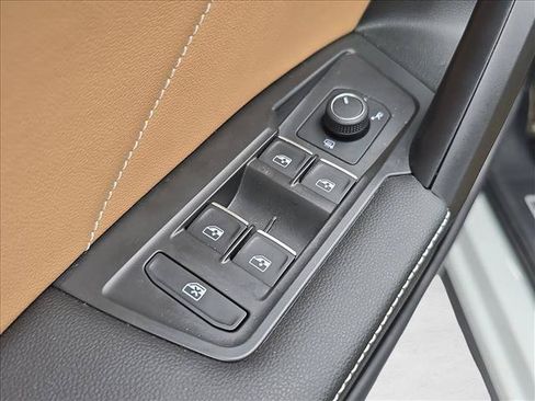 Used 2024 Volkswagen Tiguan SE R-Line FWD image 8