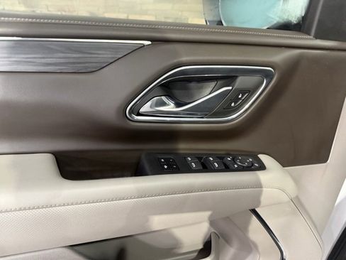 Used 2023 GMC Yukon SLT w/ SLT Luxury Package image 12