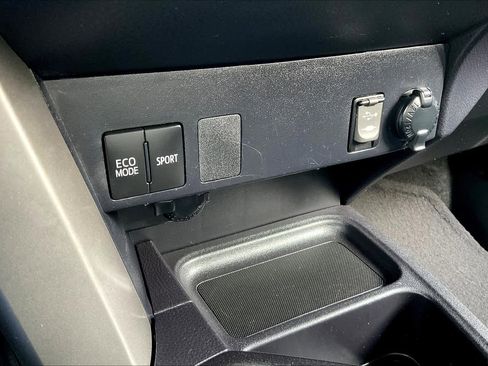 Used 2017 Toyota RAV4 LE image 31