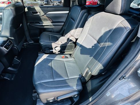 Used 2017 Toyota Highlander XLE AWD/4WD image 7