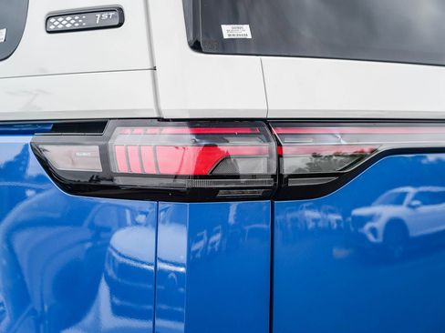 Certified 2025 Volkswagen ID. Buzz 1st Edition RWD image 10