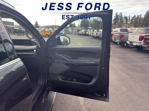 Used 2025 Lincoln Navigator L Reserve image 9