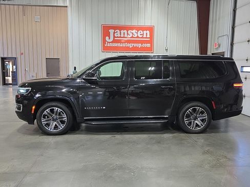 Used 2023 Jeep Wagoneer L Series II image 2
