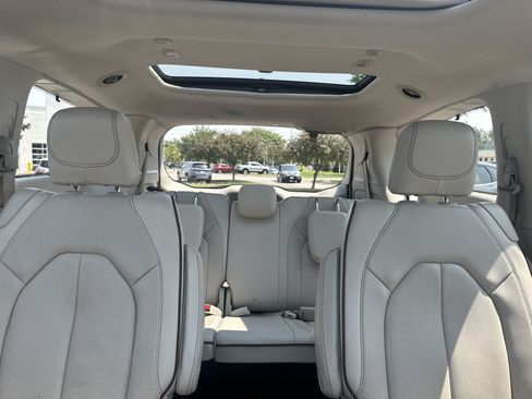 Used 2020 Chrysler Pacifica Limited FWD image 34