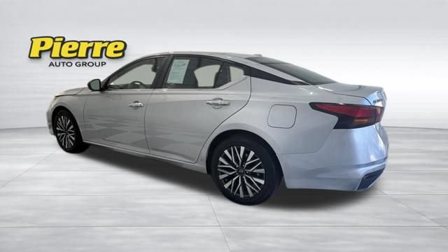 Used 2025 Nissan Altima 2.5 SV FWD image 2