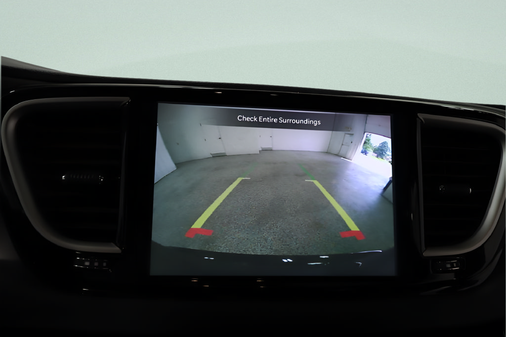 Used 2025 Chrysler Pacifica Select FWD image 13