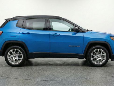 Used 2025 Jeep Compass Limited AWD/4WD image 11
