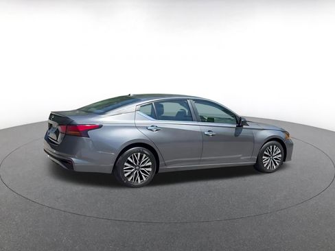 Used 2025 Nissan Altima 2.5 SV FWD image 14