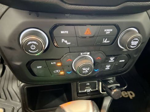Used 2018 Jeep Renegade Limited w/ Advanced Technology Group FWD image 16