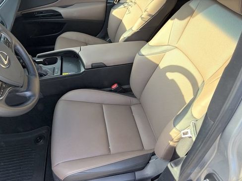 Used 2025 Lexus ES 350 w/ Premium Package FWD image 4