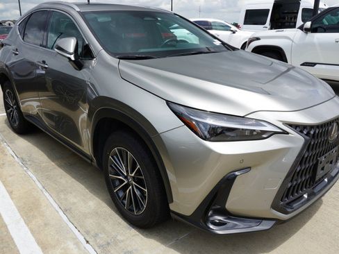 Used 2025 Lexus NX 250 FWD w/ Towing Package (2000 Lbs) image 3