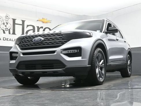Used 2022 Ford Explorer XLT w/ Equipment Group 202A AWD/4WD image 4