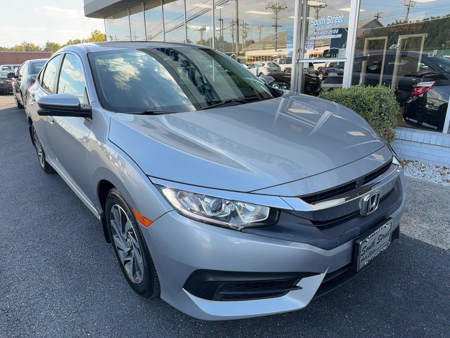 Used 2018 Honda Civic EX image 2