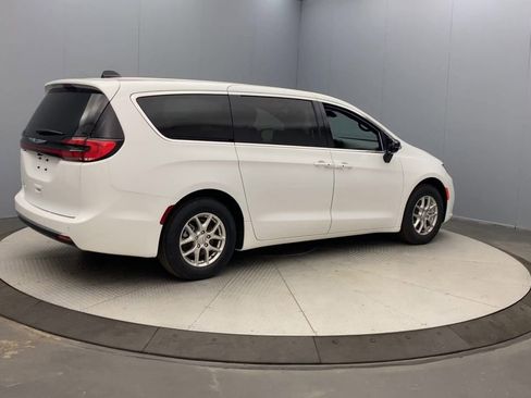New 2026 Chrysler Pacifica Select FWD image 5