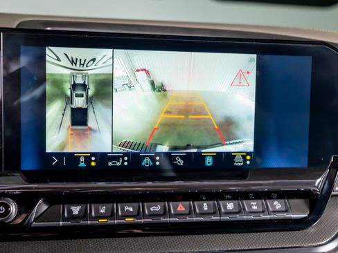 Used 2024 Chevrolet Silverado 2500 ZR2 w/ Technology Package image 11