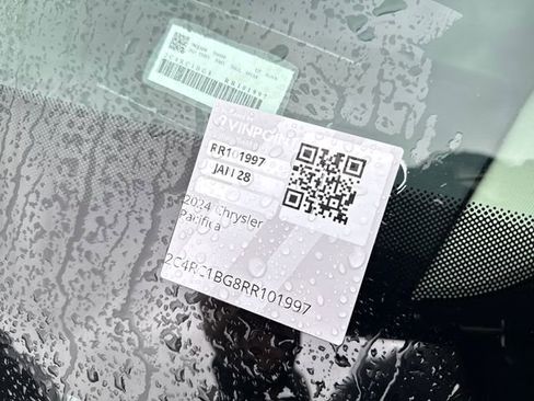 Used 2024 Chrysler Pacifica Touring-L image 30