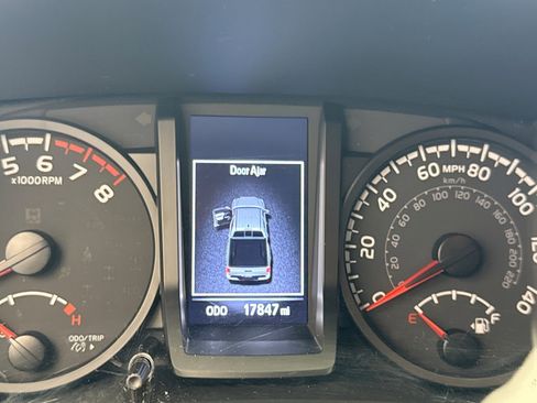 Used 2023 Toyota Tacoma SR AWD/4WD image 13