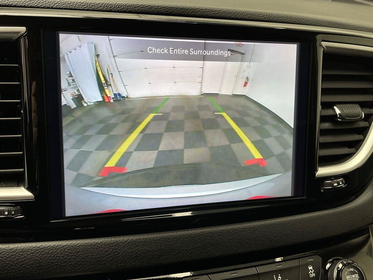 Used 2024 Chrysler Pacifica Touring-L FWD image 5