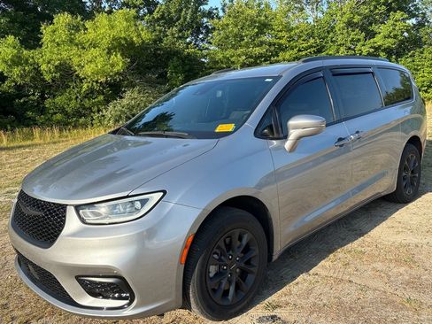 Used 2021 Chrysler Pacifica Touring w/ Cold Weather Group AWD/4WD image 9