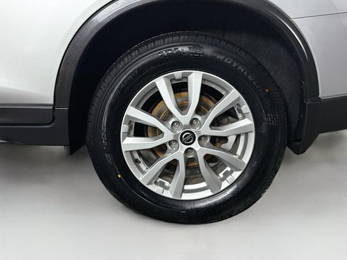 Used 2018 Nissan Rogue SV w/ Premium Package image 32