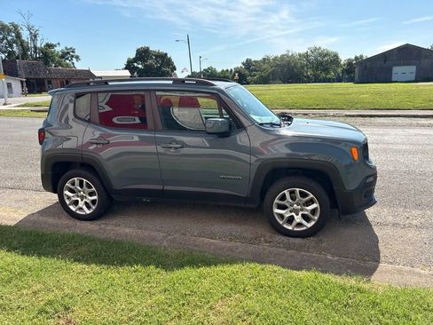 Used 2018 Jeep Renegade Latitude w/ Cold Weather Group AWD/4WD image 6