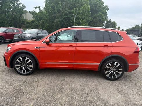 Used 2018 Volkswagen Tiguan SEL Premium w/ R-Line Package FWD image 9