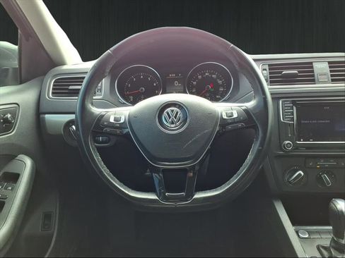 Used 2017 Volkswagen Jetta SE image 18