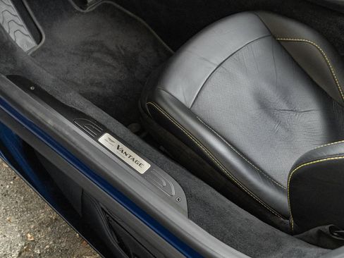Used 2021 Aston Martin V8 Vantage Roadster image 30