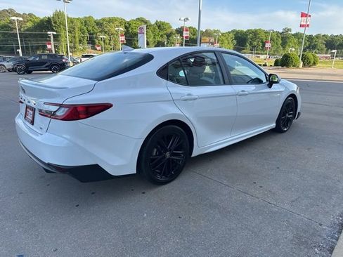 Used 2025 Toyota Camry SE image 9