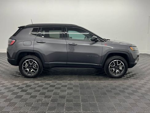Used 2024 Jeep Compass Trailhawk w/ Trailhawk Convenience Group AWD/4WD image 8