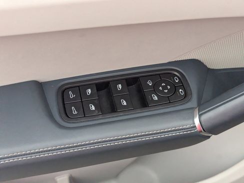 Used 2022 Porsche Cayenne S Platinum image 25