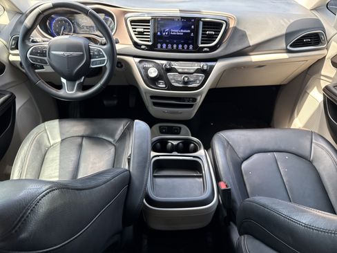 Used 2017 Chrysler Pacifica Touring-L w/ Tire & Wheel Group FWD image 28